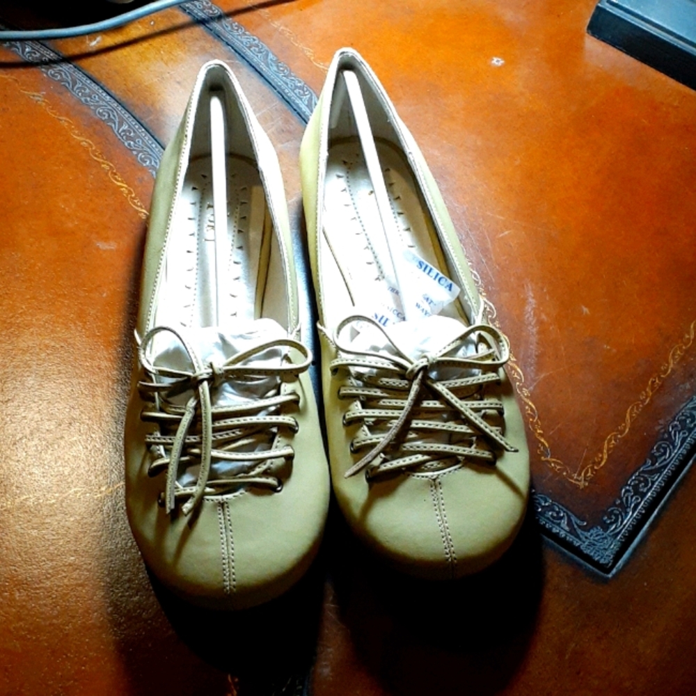 Gold flats with lash up front brand new